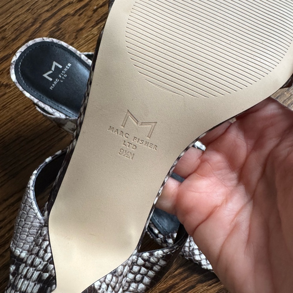 Marc Fisher Snakeskin Kitten Heel Sandals Open Toe Shoes Resortwear 9.5 - Picture 3 of 6